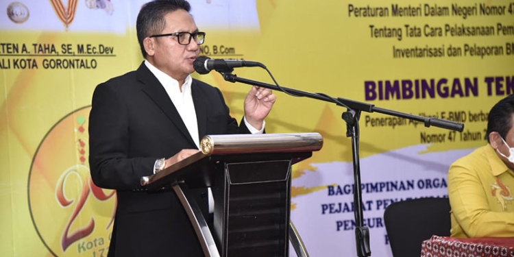 Wali Kota Gorontalo, Marten Taha sedang membuka kegiatan sosialisasi Peraturan Pemerintah Nomor 47 tahun 2021 tentang tata cara pelaksanaan pembukuan investasi dan pelaporan barang milik daerah, dan bimbingan teknis aplikasi Elektronik Barang Milik Daerah (E-BMD) di Kota Makassar, Senin (28/3/2022). Foto : Humas.