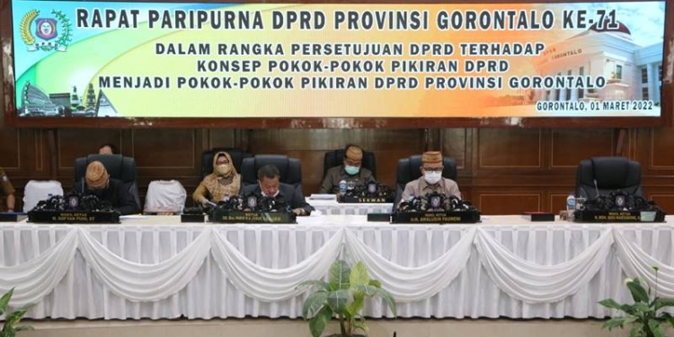 Rapat Paripuran DPRD Provinsi Gorontalo dalam membahas pokok pikiran anggota dewan, Selasa (1/3/2022) (hms/deprov)