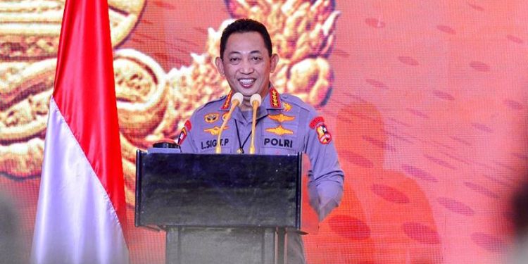 Kapolri Jenderal Listyo Sigit Prabowo meminta jajarannya untuk menjalankan perintah Presiden Joko Widodo (Jokowi) terkait penerapan disiplin nasional, dengan menanamkan nilai-nilai yang ada di dalam Tribrata, Catur Prasetya serta aturan lain yang mengikat dalam kode etik dan disiplin Polri saat membuka Rapat Pimpinan (Rapim) Polri tahun 2022 di Gedung Auditorium STIK-PTIK, Jakarta Selatan, Rabu (2/3/2022). (Foto: Humas Polri)