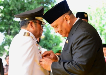 Gubernur Gorontalo Rusli Habibie sewaktu melantik Bupati Gorontalo Utara, Indra Yasin (dok. hms)