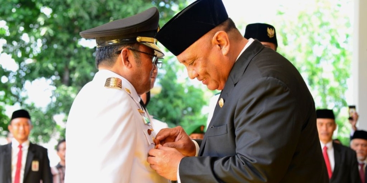 Gubernur Gorontalo Rusli Habibie sewaktu melantik Bupati Gorontalo Utara, Indra Yasin (dok. hms)