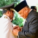 Gubernur Gorontalo Rusli Habibie sewaktu melantik Bupati Gorontalo Utara, Indra Yasin (dok. hms)