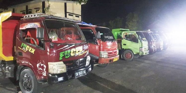 Lima Truk Bermuatan Batu Hitam Ditangkap Polda Gorontalo. (Foto: Humas Polda Gorontalo)