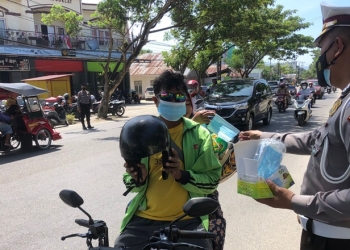 Pembagian masker kepada masyarakat dalam operasi Keselamatan, di depan Mapolda Gorontalo, Rabu (2/3/2022). (Foto: Humas Polda Gorontalo)