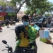 Pembagian masker kepada masyarakat dalam operasi Keselamatan, di depan Mapolda Gorontalo, Rabu (2/3/2022). (Foto: Humas Polda Gorontalo)