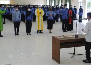 Bupati Gorontalo Nelson Pomalingo saat melaksanakan pengambilan sumpah/janji kepada 243 PNS di lingkungan Pemerintah Kabupaten Gorontalo di Gedung Kasmat Lahay, Kecamatan Limboto, Rabu, (2/3/2022). (Foto: Istimewa)