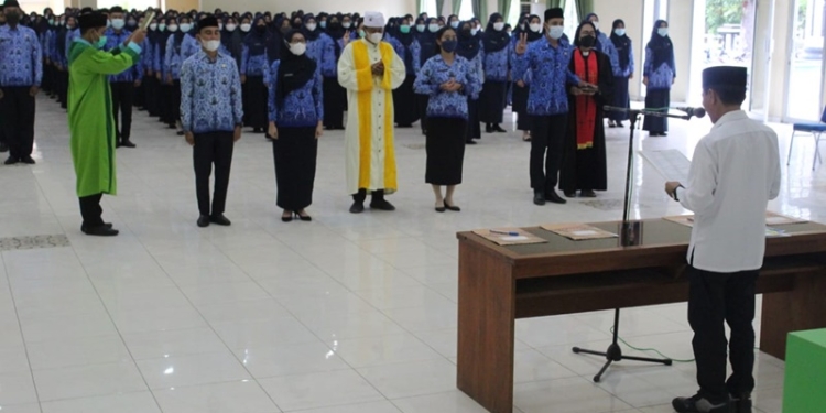 Bupati Gorontalo Nelson Pomalingo saat melaksanakan pengambilan sumpah/janji kepada 243 PNS di lingkungan Pemerintah Kabupaten Gorontalo di Gedung Kasmat Lahay, Kecamatan Limboto, Rabu, (2/3/2022). (Foto: Istimewa)