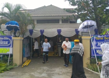 Suasana rumah duka di kediaman Alm. Indra Yasin pagi tadi  di Jl. Pangeran Hidayat atau Jalan Dua Susun (JDS) Kota Gorontalo, Kamis (3/3/2022) (muhajir/gopos).