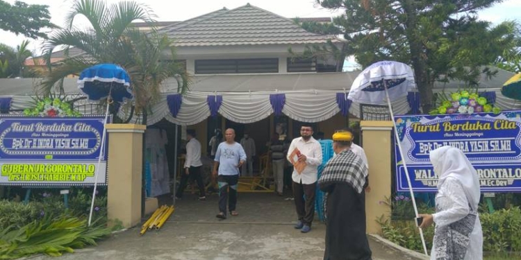 Suasana rumah duka di kediaman Alm. Indra Yasin pagi tadi  di Jl. Pangeran Hidayat atau Jalan Dua Susun (JDS) Kota Gorontalo, Kamis (3/3/2022) (muhajir/gopos).