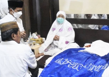 Bupati Gorontalo, Nelson Pomalingo saat melihat jenazah almarhum Bupati Gorontalo Utara, Indra Yasin di kediaman almarhum Indra Yasin, Kamis (3/3/2022). (Foto: Istimewa)