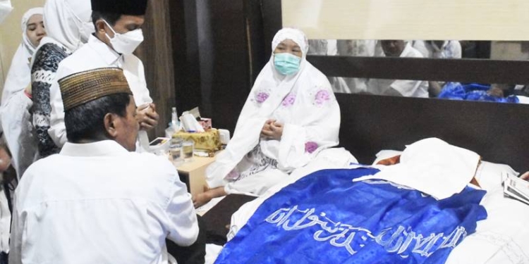 Bupati Gorontalo, Nelson Pomalingo saat melihat jenazah almarhum Bupati Gorontalo Utara, Indra Yasin di kediaman almarhum Indra Yasin, Kamis (3/3/2022). (Foto: Istimewa)