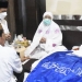 Bupati Gorontalo, Nelson Pomalingo saat melihat jenazah almarhum Bupati Gorontalo Utara, Indra Yasin di kediaman almarhum Indra Yasin, Kamis (3/3/2022). (Foto: Istimewa)