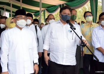 Menteri Koordinator Bidang Perekonomian Airlangga Hartarto dalam sambutannya pada acara Penanaman Perdana Peremajaan Sawit Rakyat (PSR) dan Temu Pekebun Sawit dengan tema Lestari Alamnya Sejahtera Petaninya yang dilaksanakan di Desa Kencana Mulia, Kecamatan Rambang Kabupaten Muara Enim, Sumatera Selatan, Jumat (4/03).