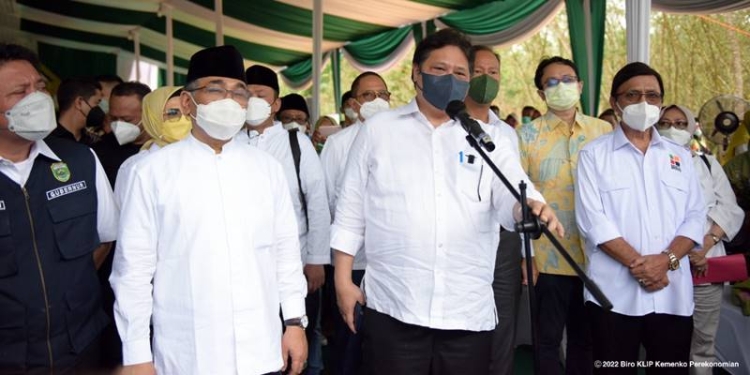 Menteri Koordinator Bidang Perekonomian Airlangga Hartarto dalam sambutannya pada acara Penanaman Perdana Peremajaan Sawit Rakyat (PSR) dan Temu Pekebun Sawit dengan tema Lestari Alamnya Sejahtera Petaninya yang dilaksanakan di Desa Kencana Mulia, Kecamatan Rambang Kabupaten Muara Enim, Sumatera Selatan, Jumat (4/03).