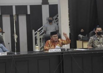 Wali Kota Gorontalo (tengah) memberikan sambutan saat memimpin rapat forum kordinasi pimpinan daerah (forkopimda) kota Gorontalo, Jum'at (4/3/2022). (dok. hms)