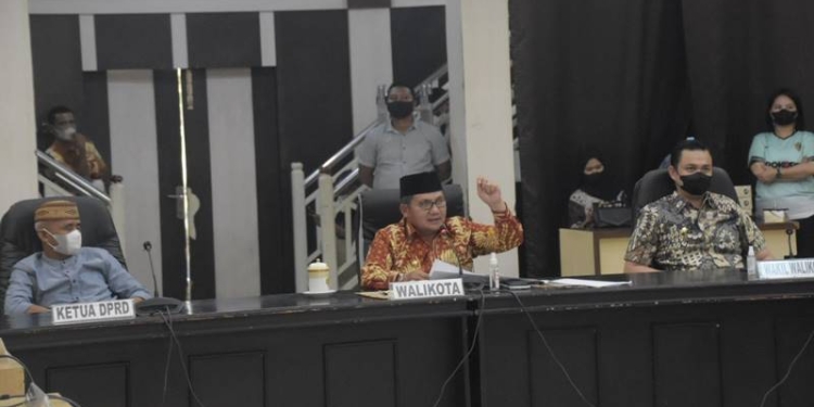 Wali Kota Gorontalo (tengah) memberikan sambutan saat memimpin rapat forum kordinasi pimpinan daerah (forkopimda) kota Gorontalo, Jum'at (4/3/2022). (dok. hms)