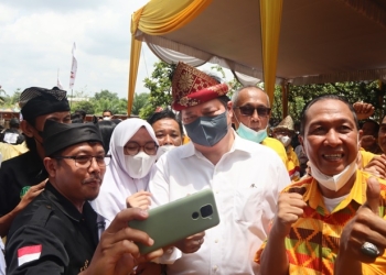Ketum DPP Golkar, Airlangga Hartarto dalam acara serap aspirasi bersama masyarakat, di Jalan Bumi Mas, Sukamoro, Kecamatan Talang Kelapa, Banyuasin, Sabtu (5/3/2020). (dok DPP/Golkar)