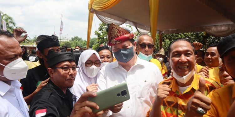 Ketum DPP Golkar, Airlangga Hartarto dalam acara serap aspirasi bersama masyarakat, di Jalan Bumi Mas, Sukamoro, Kecamatan Talang Kelapa, Banyuasin, Sabtu (5/3/2020). (dok DPP/Golkar)