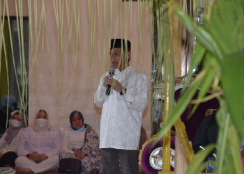 Bupati Gorontalo, Nelson Pomalingo saat menghadiri takziah hari ketiga Almarhum Bupati Gorontalo Utara, Indra Yasin. (Foto: Istimewa)