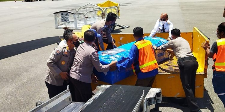 Korban peristiwa penembakan Kelompok Kriminal Bersenjata (KKB) di Papua telah diserahkan ke keluarganya masing-masing. Mereka diterbangkan ke wilayah asalnya. (Foto: Humas Polri)