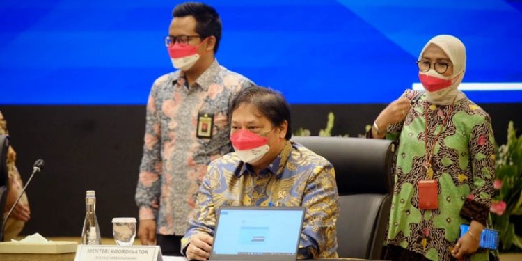 Menteri Koordinator Bidang Perekonomian Airlangga Hartarto saat menghadiri acara Pelaporan SPT Tahunan oleh Pejabat Negara yang berlangsung di Aula Cakti Budhhi Bhakti, Gedung Marie Muhammad, Kantor Pusat Direktorat Jenderal Pajak (DJP), Selasa (8/03). (Foto: Sumber ekon.go.id)