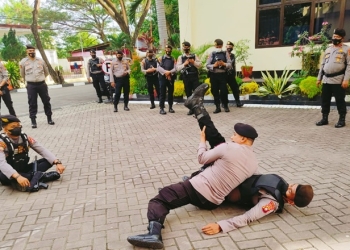 Peronil Polda Gorontalo saat melaksanakan kegiatan latihan beladiri, (Foto: Humas Polda Gorontalo)