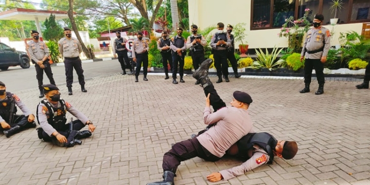 Peronil Polda Gorontalo saat melaksanakan kegiatan latihan beladiri, (Foto: Humas Polda Gorontalo)