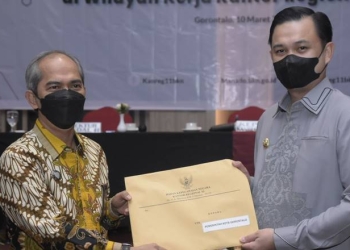 Kegiatan penyerahan Dokumen Nota Pertimbangan Teknis Kenaikan Pangkat PNS Periode 1 April 2022 oleh Kepala Kantor Regional XI BKN Manado, Dedi Herd kepada Wakil Walikota Gorontalo, Ryan Kono di Aston Hotel Kota Gorontalo, Kamis (10/3/2022). (Foto: Istimewa)