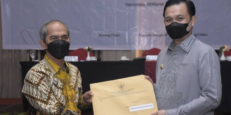 Kegiatan penyerahan Dokumen Nota Pertimbangan Teknis Kenaikan Pangkat PNS Periode 1 April 2022 oleh Kepala Kantor Regional XI BKN Manado, Dedi Herd kepada Wakil Walikota Gorontalo, Ryan Kono di Aston Hotel Kota Gorontalo, Kamis (10/3/2022). (Foto: Istimewa)