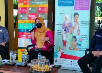 Kepala Dinas Kesehatan Provinsi Gorontalo, dr Yana Yanti Suleman saat melaksanakan Keterangan Pers Update Situasi Pandemi Covid-19 dan Kebijakan Swab Antigen dan PCR bagi Pelaku Perjalanan di Provinsi Gorontalo di Dinas Kesehatan Provinsi Gorontalo, Kamis (10/3/2022). (Foto: Putra/Gopos)