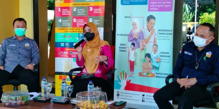 Kepala Dinas Kesehatan Provinsi Gorontalo, dr Yana Yanti Suleman saat melaksanakan Keterangan Pers Update Situasi Pandemi Covid-19 dan Kebijakan Swab Antigen dan PCR bagi Pelaku Perjalanan di Provinsi Gorontalo di Dinas Kesehatan Provinsi Gorontalo, Kamis (10/3/2022). (Foto: Putra/Gopos)