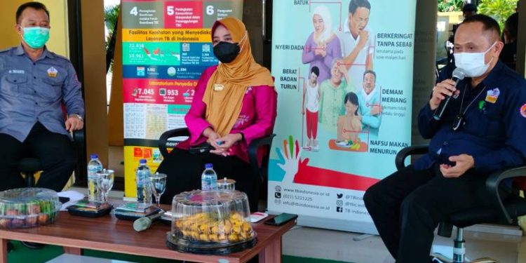Kepala Pelaksana BPBD Provinsi Gorontalo, Rusli W. Nusi (Pertama dari kanan) saat malaksanakan konferensi pers terkait Keterangan Pers Update Situasi Pandemi Covid-19 dan Kebijakan Swab Antigen dan PCR bagi Pelaku Perjalanan di Provinsi Gorontalo, Dinas Kesehatan Provinsi Gorontalo, Kamis (10/3/2022). (Foto: Putra/Gopos)