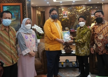 Bupati Gorontalo, Nelson Pomalingo bertemu dengan Menteri Koordinator Bidang Perekonomian, Airlangga Hartarto dalam rangka membahas potensi kelapa di ruang kerja Menko Airlangga. (Foto: Istimewa)