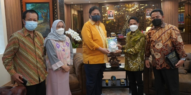 Bupati Gorontalo, Nelson Pomalingo bertemu dengan Menteri Koordinator Bidang Perekonomian, Airlangga Hartarto dalam rangka membahas potensi kelapa di ruang kerja Menko Airlangga. (Foto: Istimewa)