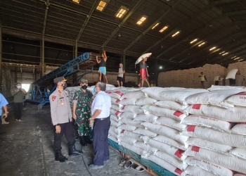 Kapolda Gorontalo Irjen Pol Akhmad Wiyagus, bersama Danrem 133/NWB Brigjen TNI Amrin Ibrahim, menyempatkan diri meninjau proses produksi gula didampingi langsung oleh Genderal Manager Ir. Sulasman beserta staf dan juga Dir Intelkam, Kabid Humas serta Kapolres Gorontalo. (Foto: Humas Polda Gorontalo)