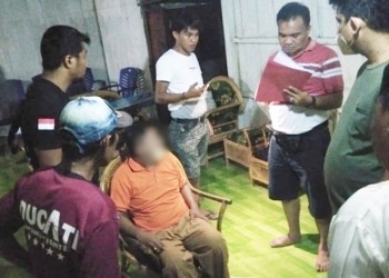 Sat Reskrim Polres Pohuwato pada Senin dini hari (7/3/2022) sekitar pukul 02.35 WITA berhasil mengamankan tersangka WN alias pa Mantri selaku Owner Investasi Bodong Mantri Treder di salah satu rumah keluarganya MA di Desa Dambalo, Kecamatan Popayato, Kabupaten Pohuwato. (Foto: Istimewa)