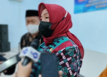 Kepala Perwakilan BKKBN Provinsi Gorontalo, Hartati Suleman diwawancarai usai kegiatan Launching, Pendamping, Konseling dan Pemeriksaan Kesehatan dalam tiga bulan pra nikah sebagai upaya pencegahan stunting dari hulu kepada calon pengantin yang dilakukan secara virtual seluruh Indonesia di Kantor Badan Kependudukan dan Keluarga Berencana Nasional (BKKBN) Perwakilan Provinsi Gorontalo, Jumat (11/3/2022). (Foto: Putra/Gopos)