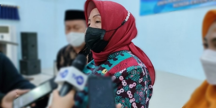 Kepala Perwakilan BKKBN Provinsi Gorontalo, Hartati Suleman diwawancarai usai kegiatan Launching, Pendamping, Konseling dan Pemeriksaan Kesehatan dalam tiga bulan pra nikah sebagai upaya pencegahan stunting dari hulu kepada calon pengantin yang dilakukan secara virtual seluruh Indonesia di Kantor Badan Kependudukan dan Keluarga Berencana Nasional (BKKBN) Perwakilan Provinsi Gorontalo, Jumat (11/3/2022). (Foto: Putra/Gopos)