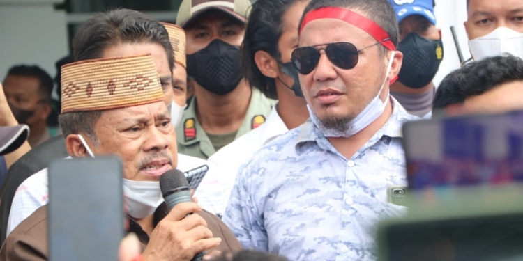 Ketua DPRD Provinsi Gorontalo, Paris RA Jusuf menemui massa aksi, Senin (14/3/2022) (istimewa)