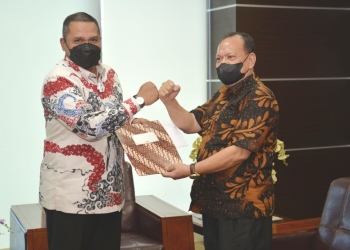 Ketua Panitia Prof. Dr. Rauf A Hatu, M.Si memberikan hasil penilaian tim seleksi pimpinan tinggi pratama kepala biro umum dan keuangan UNG kepada Rektor Eduart Wolok, Senin (14/3/2022) (dok. UNG)