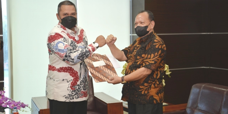 Ketua Panitia Prof. Dr. Rauf A Hatu, M.Si memberikan hasil penilaian tim seleksi pimpinan tinggi pratama kepala biro umum dan keuangan UNG kepada Rektor Eduart Wolok, Senin (14/3/2022) (dok. UNG)