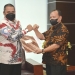 Ketua Panitia Prof. Dr. Rauf A Hatu, M.Si memberikan hasil penilaian tim seleksi pimpinan tinggi pratama kepala biro umum dan keuangan UNG kepada Rektor Eduart Wolok, Senin (14/3/2022) (dok. UNG)