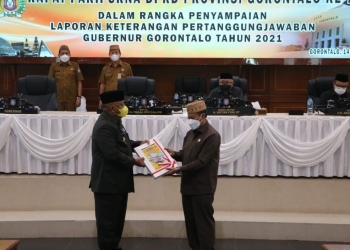 Gubernur Gorontalo, Rusli Habibie memberikan dokumen LKPJ Gubernur Gorontalo tahun 2021 kepada Ketua DPRD Provinsi Gorontalo, Paris RA Jusuf, Senin (14/3/2022) (muhajir/gopos)