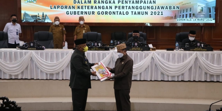 Gubernur Gorontalo, Rusli Habibie memberikan dokumen LKPJ Gubernur Gorontalo tahun 2021 kepada Ketua DPRD Provinsi Gorontalo, Paris RA Jusuf, Senin (14/3/2022) (muhajir/gopos)