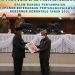 Gubernur Gorontalo, Rusli Habibie memberikan dokumen LKPJ Gubernur Gorontalo tahun 2021 kepada Ketua DPRD Provinsi Gorontalo, Paris RA Jusuf, Senin (14/3/2022) (muhajir/gopos)