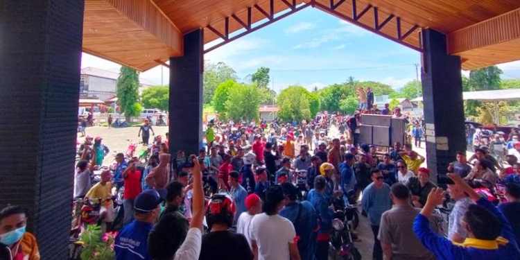 Ratusan penambang menggelar aksi damai di DPRD Kabupaten Bone Bolango untuk menuntut hajat hidup mereka diperhatikan terkait pertambangan Suwawa, Senin (14/3/2022). (Foto: Putra/Gopos)