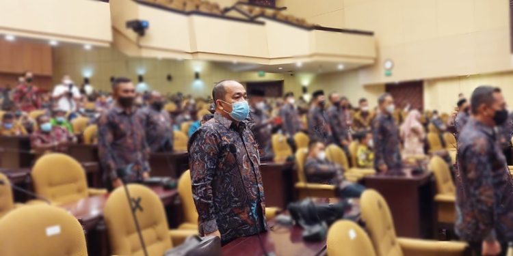 Ketua DPRD Kabupaten Bone Bolango, Halid Tangahu Dilantik menjadi Ketua Komisariat Wilayah Gorontalo Asosiasi Dewan Perwakilan Rakyat Daerah (DPRD) Kabupaten Seluruh Indonesia (ADKASI) masa bakti 2022-2026, di ruang rapat paripurna MPR RI Senayan, Jakarta, Senin (14/3/2022). (Foto: Istimewa)