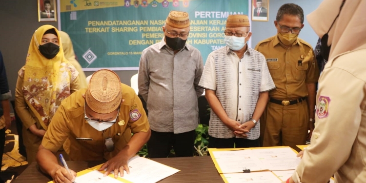 Penandatanganan naskah perjanjian kerja sama terkait sharing pembiayaan kepesertaan antara pemerintah Provinsi Gorontalo dengan Pemerintah Kabupaten/Kota Tahun 2022, Selasa (15/03/2022) di Hotel Aston Kota Gorontalo. (hms/deprov)