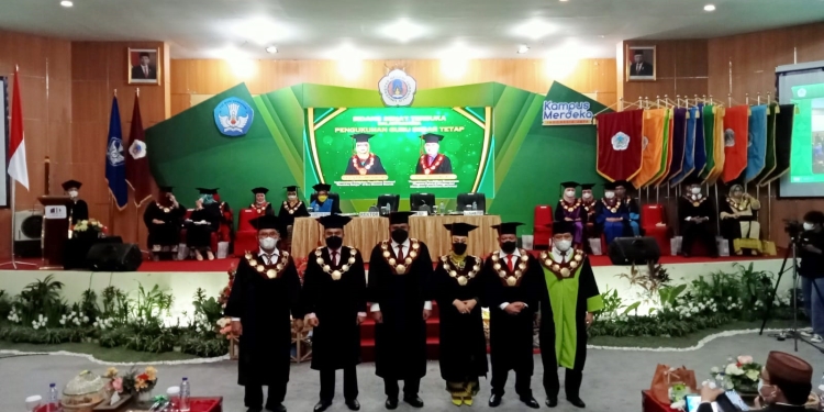 Pengukuhan guru besar tetap, Universitas Negeri Gorontalo (UNG). Rabu (16/3/2022). (sari/gopos)