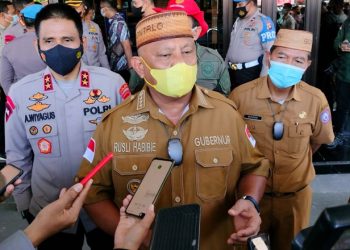 Gubernur Gorontalo, Rusli Habibie  diwawancarai awak media usai kegiatan vaksinasi massal di Halaman Kantor Mapolda Gorontalo, Selasa (15/3/2022). (Foto: Putra/Gopos)